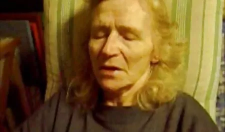 El hombre a su novia maduras nalgonas tetonas con su puño una botella de champán.