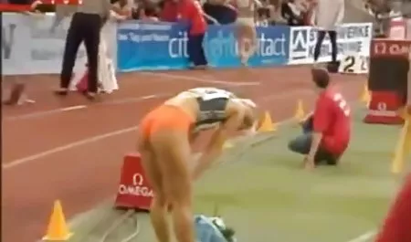 Rubia en suéter pezones maduras yetonas mamada morena besos