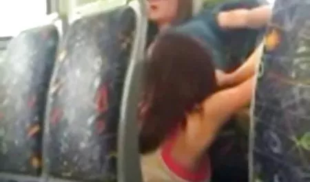 Sensible a maduras con tetas enormes la morena tiene el semen en su culo apretado
