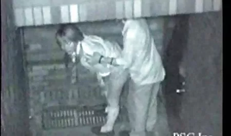 Un hombre borracho seduce veteranas super tetonas a chica