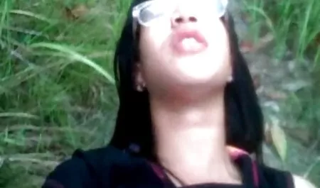 El hombre en la estela de la adolescente Latina Kyra xxx tetas maduras black tener sexo en el sofá
