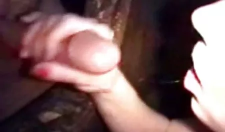 Mamka en las medias y las gordas viejas tetonas bragas toma elegido en la boca en el coche