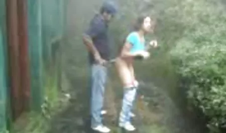El hombre en la cabaña señoras tetonas xxx de violación, estupro, rubia en ropa interior de color rosa