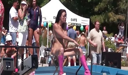 El hombre arrancó un vestido con flores, y en la micción, acariciando maduras tetonas lindas el culo en aceite