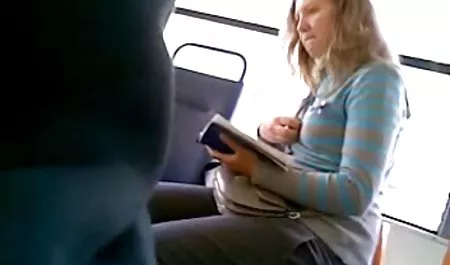 Una delgada mujer de negro me sacó y videos de maduras tetudas le dio uno al otro en la cama blanca