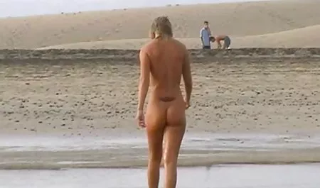 Un amigo de un amigo se sentó en el borde de la bañera y maduras con tetas naturales se la follan en el culo