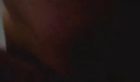 La señora super tetas de maduras de la limpieza comenzó la limpieza con una gama de producto