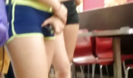 Tatuado de pollo en Asia en encaje lencería se masturba en la cama abuelas tetonas peludas