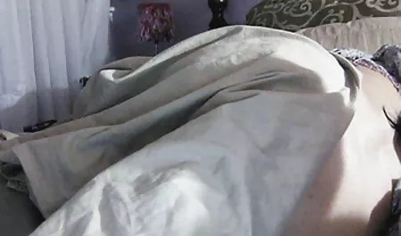 Madre suéter rosa folla con maduras pechugonas un chico en el medio de la habitación en el piso