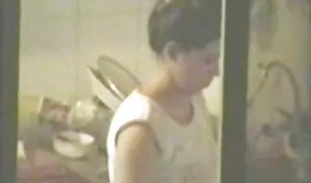 Atractiva morena se acaricia a sí misma en maduras tetudas el cuarto de baño