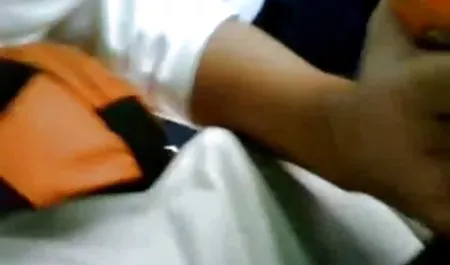 Jóvenes masajeador la tapa se encuentra en la cara sobre la mesa. tetas gordas maduras