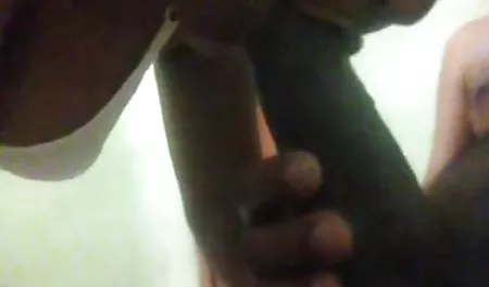 El hombre en la jaula y la basura maduras de tetas gordas en el culo
