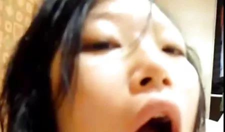 Bigote Punk es la madre maduras chichonas cogiendo en la boca hace que su Facesitting sexo en la cama