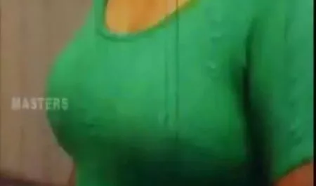 Mujer con gran viejas bien tetonas culo coño bajo la dura polla del hombre que filmó sexo cerca de