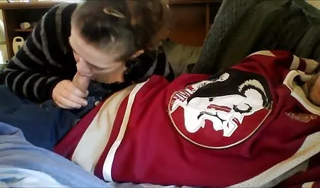 Morena en el tetonas en camison suéter rojo polla de hombre de grandes tetas masturbándose